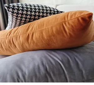 Vue détaillée de coussins moelleux en velours et motif pied-de-poule pour déco chaleureuse.