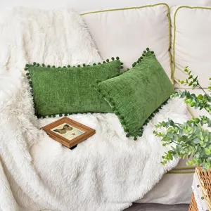 Housse de coussin décorative en chenille épaisse avec pompons pour canapé et lit douillet.