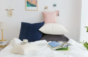 Cuscino decorativo in morbido velluto a coste per divano, letto e sedia da ufficio elegante.