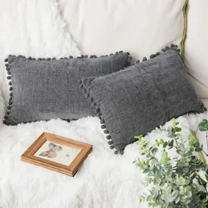Coussin carre gris fonce en chenille avec pompons oreiller decoratif pour canape