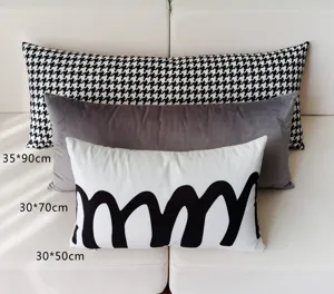 Vue détaillée de housses de coussin lombaires longues avec pied-de-poule, velours et ondes.