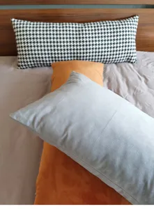 Vue détaillée de long traversin et ensemble de housses de coussin pour lit et canapé.