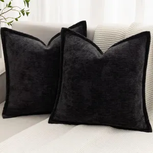 Vue detaillee de coussin en chenille noire pour canape de salon et decoration.