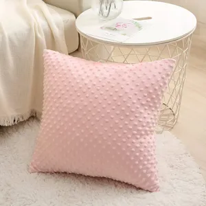 Nahaufnahme des weichen rosa Kissenbezugs mit Bubbles, strukturierter Kissenstoff Szene.