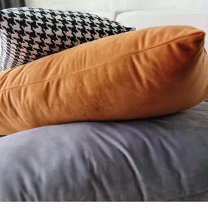 Coussin long en velours et motif pied de poule pour decoration de salon et canape