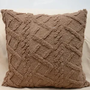 Cuscino in morbido peluche marrone con motivo geometrico strutturato per divano letto soggiorno.