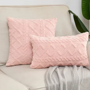 Set di cuscini in peluche rosa con motivo a rombi strutturato per decorazione divano.