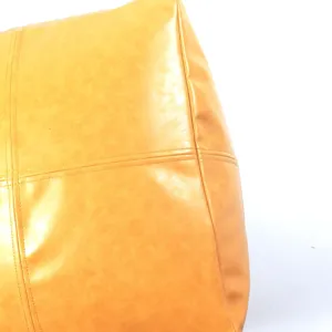 Minimalistischer gelber Leder quadratischer Hocker Detail, moderne Wohnmöbel Schuhhocker nah