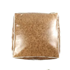 Quadratischer brauner Lederpuf Bodenkissen mit weißer Paspelierung für minimalistisches Wohnen.