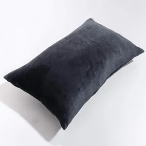 Detail de coussin en velours gris fonce, texture de tissu douce en gros plan deco.