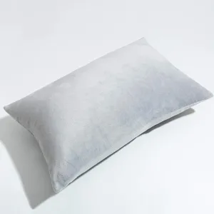 Detail coussin velours gris clair doux montrant la texture moelleuse et belles coutures.