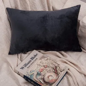 Détail de coussin en velours gris foncé, texture douce, gros plan de décoration d'intérieur