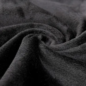 Gros plan sur la texture de tissu velours peluche gris foncé, détail doux et confortable.