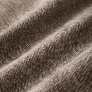 Nahaufnahme des strukturierten Chenillestoffs mit weicher Slub-Webart und elegantem Taupe-Ton.