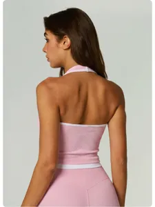 Λεπτομέρεια από ροζ αθλητικό crop top, χωρίς ραφές, όψη fitness γιόγκα γυμναστικής.