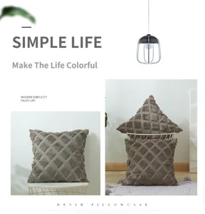 Bruine pluche kussensloop met textuur grid, zachte gezellige bankkussenhoes voor huisdecoratie.