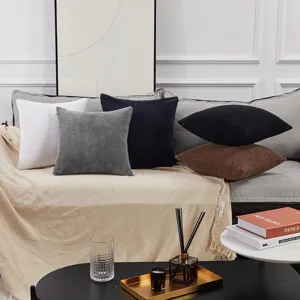 Vue détaillée de housse de coussin décorative de style nordique en tissu texturé.