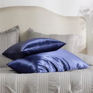 Détail de taie d'oreiller en satin doux montrant une texture de tissu bleu pour la chambre.
