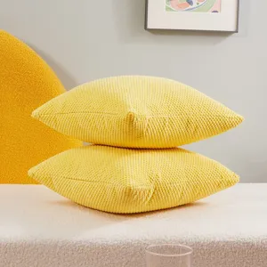 Housse de coussin carrée texturée jaune nordique, détail de housse de coussin double face.