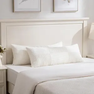 Detailansicht des weichen Cordskissen mit kuscheligem Spleiß Textur-Design fuer das Bett.