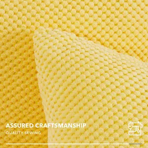 Detail de housse de coussin texturee jaune, gros plan sur tissu pelucheux pour deco interieure.