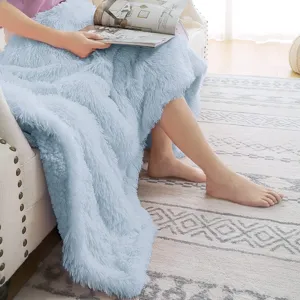Απαλή αφράτη γαλάζια κουβέρτα fleece για ζεστασιά στον καναπέ και άνεση στο σπίτι.