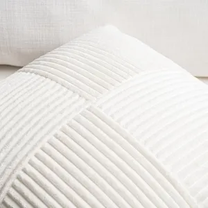 Detailaufnahme eines weißen Kord Kissenbezugs mit moderner geometrischer Streifentextur.
