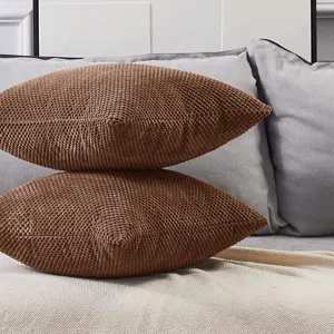 Housse de coussin velours côtelé gros plan texture style nordique coussin carré