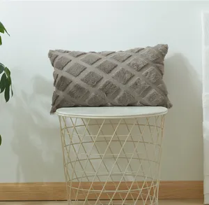 Grijs getuft kussen met 3D ruitpatroon, zacht decoratief sierkussen voor bank en bed.