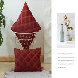Detail van rood gestructureerd sierkussen, zacht pluche kussen voor bank slaapkamer stoel.