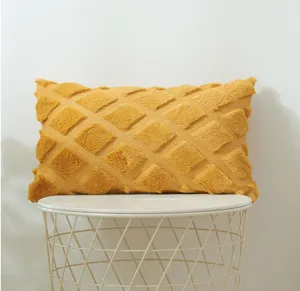 Gedetailleerd overzicht van geel getextureerd sierkussen, zacht geometrisch ruitpatroon.