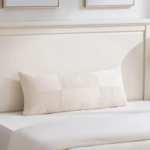 Minimalistisches Cord-Patchwork Kissen Detail, weiches langes Bett-Rückenkissen Stil.