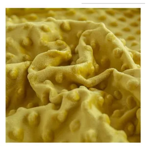 Weicher gelber Minky-Dot-Plüsch-Kissenbezug Stoff Nahaufnahme mit Texturdetails für Heimdekoration.
