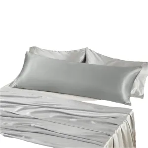 Oreiller de corps en satin gris pour lit, taie d'oreiller longue et soyeuse et douce.