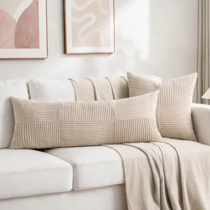 Detailansicht des langen Kordskissens mit weicher Textur und neutralem Stil auf Sofa.