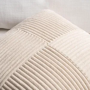 Beige Kissenbezug Nahaufnahme mit weicher strukturierter Rippware und feinen Ziernähten.