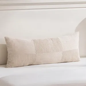 Detailansicht des beigen Kordkissens mit stilvoller geometrischer Paneelgestaltung fürs Schlafzimmer.