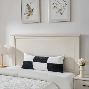 Detailansicht des schwarz-weißen Kord-Kopfkissens mit weicher Textur im gemütlichen Schlafzimmer.