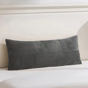 Detailansicht des dunkelgrauen Kord-Kissen für die Schlafzimmer-Kopfteilunterstützung.