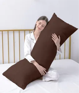 Comodo cuscino lungo marrone per letto e divano, cuscino rettangolare morbido lifestyle.