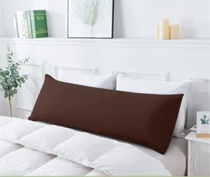 Lungo cuscino marrone per letto e divano, comodo cuscino rettangolare morbido per supporto schiena.