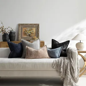 Strukturierte Chenille Kissen Detailaufnahme weicher Stoff im modernen Wohnzimmer Ambiente.