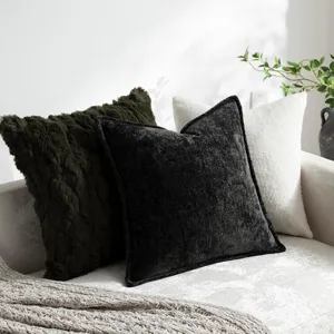 Detailansicht von strukturierten Deko-Kissen, gemütlich auf dem Sofa arrangiert.