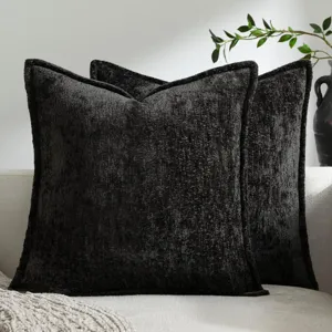 Nahaufnahme des strukturierten Chenille-Zierkissens mit Borde auf dem Sofa. Detailansicht.