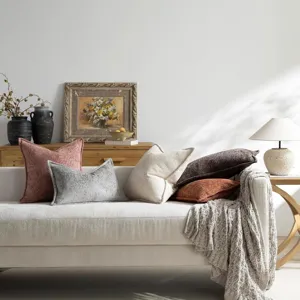 Strukturierter Kissenbezug aus Chenille fuer Sofa, weiches Deko-Kissen fuer Wohnzimmer.