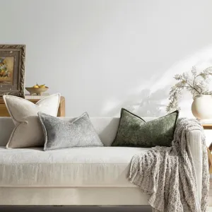 Chenille Kissen Detail mit weicher Textur und gemütlicher Sofadeko im Wohnzimmer.