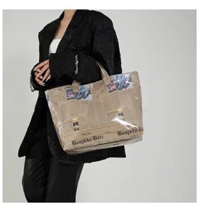 Grote shopper met krantenprint voor dames casual transparante PVC handtas stijl.