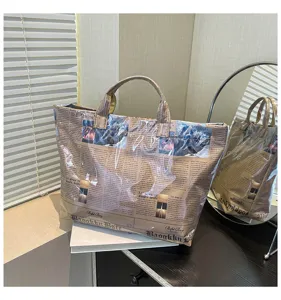 Stijlvolle grote shopper handtas met krantenprint voor dames casual trendy en modieus.