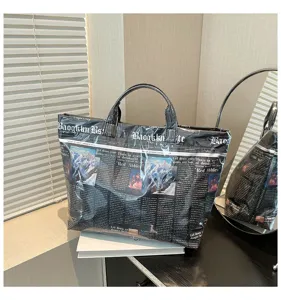 Gedetailleerde detailopname van een grote shopper tas met krantenprint in retro stijl.