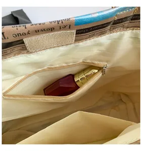 Grote tote bag interieur detail met duurzame voering, handig ritsvak en stijlvolle krantenprint.